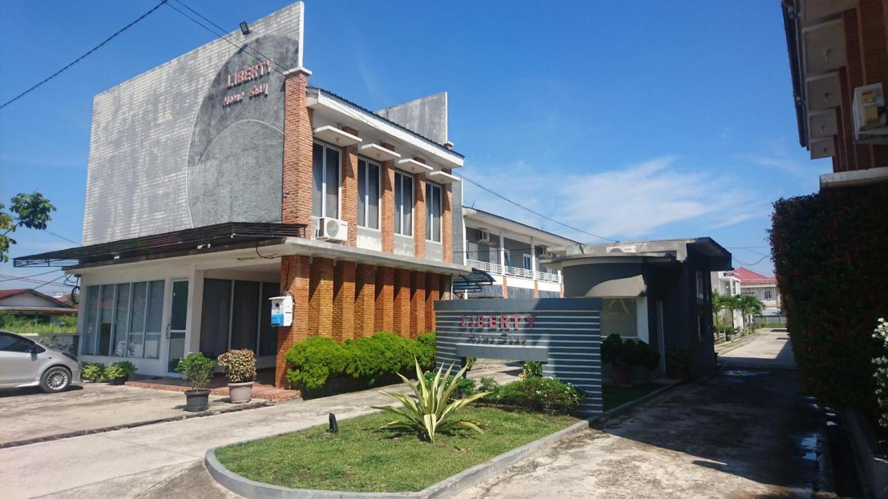 Liberty Homestay Parit  Zewnętrze zdjęcie